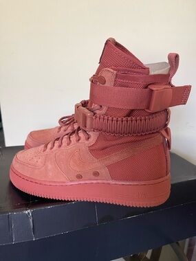 Nike High-Top SF Air Force 1 in deep red